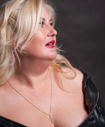 Живу в Москве, городе страсти и возможностей. Мои услуги включают различные эротические массажи, эксперименты в постели и незабываемые эмоции. Я заботливая и внимательная ко всем твоим потребностям. Фото в моем профиле позволяют тебе увидеть мои изысканные формы. Мои клиенты всегда остаются довольными и готовыми вернуться ко мне снова. Со мной ты найдешь истинное наслаждение и расслабление. 🌹💋🔥 2777, 43 года